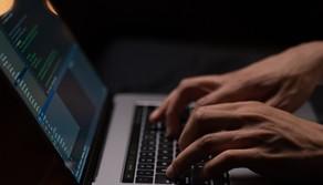 Giovane trovato morto davanti al Pc con indosso una maschera antigas: tra le ipotesi quella della challenge social finita male