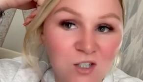 Lavori creativi, questa ragazza si fa pagare per piangere ai funerali di sconosciuti: in un anno guadagna 50mila euro