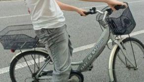 Gli rubano la bicicletta con cui andava a scuola: imprenditore legge il post della mamma e gliene regala una nuova