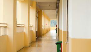 Studentessa si fa male giocando a scuola e riporta danni permanenti, tribunale condanna Ministero e istituto: non basta dire ‘non correre’