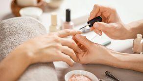 Unghie finte sotto accusa, scatta il divieto per due sostanze dei gel semipermanenti. Cresce l’allarme salute