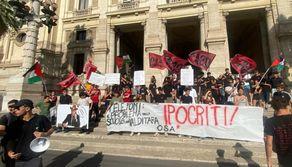 Smartphone vietati a scuola, scatta la protesta degli studenti: il sit-in dei liceali davanti al Ministero