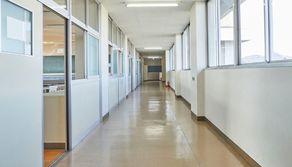 Entrano a scuola e picchiano l’ex compagno: colpa della promozione e della fine dell'amicizia