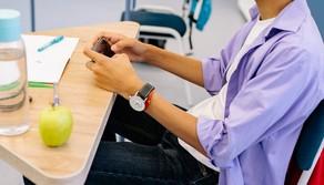 Niente smartphone in classe, favorevoli al divieto 3 italiani su 4: il sondaggio