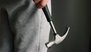 Prende a martellate l'ex compagno di classe: paura davanti una scuola di Napoli