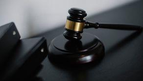 Si frattura a scuola giocando a braccio di ferro, ma per lo studente non ci sarà alcun risarcimento: ecco perché