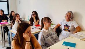 A 63 anni torna a scuola per prendere il diploma che aveva solo sfiorato: nel frattempo è diventata imprenditrice