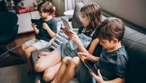 Troppo tempo davanti allo schermo abbassa i voti scolastici, sin da piccoli: lo studio scientifico