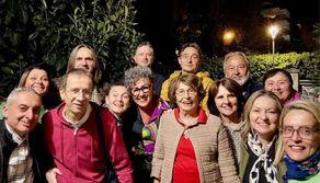 A 50 anni dal primo incontro si ritrovano sotto casa della loro insegnante: la sorpresa degli ex studenti commuove l'anziana donna