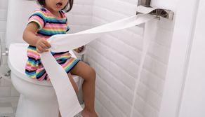 La scuola toglie la carta igienica dai bagni, quando serve gli studenti devono chiederla: 'Troppi sprechi'