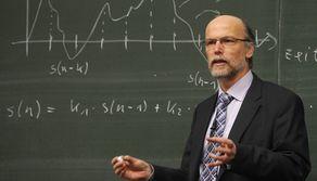 Insulta il prof e continua a usare il telefono in classe, il docente lo denuncia e ottiene 400 euro di risarcimento