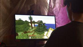 Minecraft, se il gioco è entrato nelle scuole italiane dobbiamo dire grazie a quest'uomo (e a sua figlia)