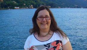 La morte improvvisa della docente è un esempio di dedizione al lavoro: stava correggendo i compiti dei suoi alunni