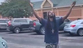 Fa più di 3 chilometri a piedi per andare a scuola, le prof regalano al bidello l'auto che non può comprarsi