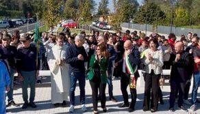 Durante la benedizione della scuola gli alunni musulmani si tappano le orecchie: 'La nostra religione lo vieta'
