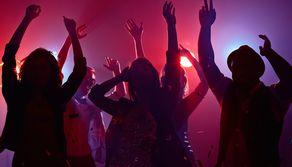 La scienza ha individuato l'età in cui si dovrebbe smettere di 'fare serata': ecco qual è