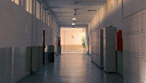 Il prof rimprovera l'alunno, lo studente reagisce e i parenti aggrediscono il docente: dopo la rissa gli arresti