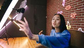 Apre l'albo degli influencer: chi dovrà iscriversi e cosa potranno (e non potranno) fare i creator social