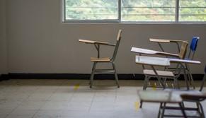 Studente autistico sospeso da scuola per aver toccato le parti intime a una compagna: la famiglia protesta