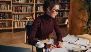 Compiti a casa, il 37% impiega più di 4 ore al giorno: internet, AI e genitori corrono in aiuto