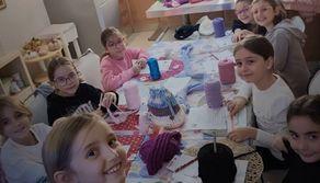 A 7 anni organizza corsi di uncinetto per tramandare un’arte ai coetanei e fargli mettere in pausa smartphone e tablet