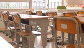 Va in bagno e rientra in classe con le proprie feci in mano: l’assurda bravata potrebbe costare cara allo studente