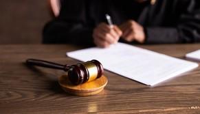 L'amicizia prof-alunni è rischiosa: docente licenziato a causa del rapporto 'confidenziale' con una sua studentessa