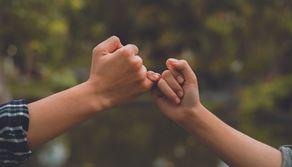 Perché si promette con il mignolo? Le origini dell’usanza