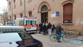 Spray al peperoncino spruzzato nei corridoi di scuola: 22 gli studenti intossicati
