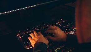 Come funziona la verifica dell'età per accedere ai siti porno e vietati ai minori? L'elenco delle pagine e la procedura da seguire