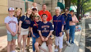 Soccorre una coppia di turisti in vacanza a Venezia, studente viene invitato e ospitato negli Stati Uniti: 'È la mia famiglia americana'