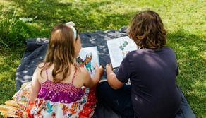 Unschooling, cos'è e come funziona il modello didattico scelto dalla famiglia che vive nel bosco