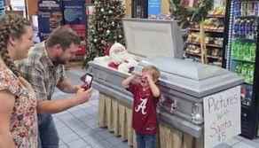 Non hanno budget per un Babbo Natale vero: il 'piano B' traumatizza i bambini e gli rovina la festa