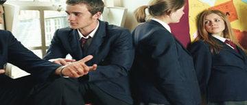 Grembiuli fino a 16 anni: è ufficiale(mente un pescione)