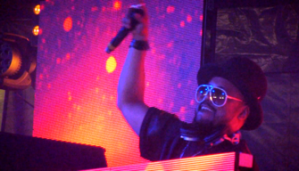 Black Eyed Peas: Apl.de.Ap si esibisce per studenti