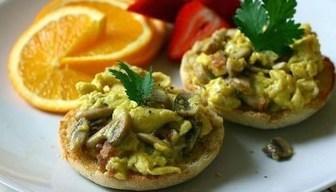 Crostini filanti con funghi e uova