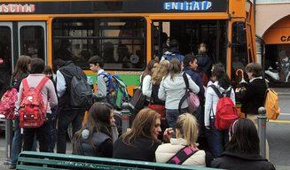 Fuma sull'autobus per la scuola: scatta la rissa