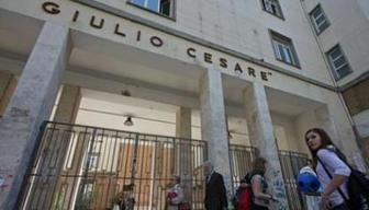 Amore gay a scuola? Denunce e striscioni