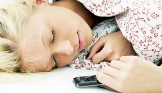 Controlli lo smartphone anche di notte? Ecco perchè