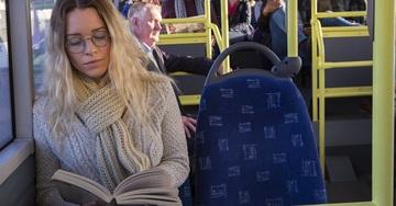 Salire sui mezzi pubblici gratis? Si può solo se muniti di un libro!