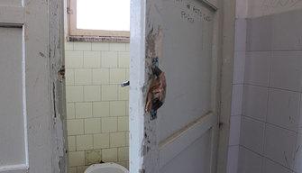 Scuole da incubo: studente rimane chiuso in bagno