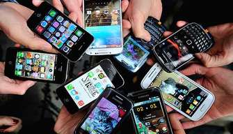 Usano lo smartphone in classe: sospesi