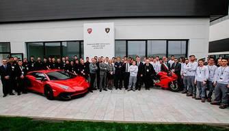 Studenti a scuola e lavoro in Lamborghini e Ducati