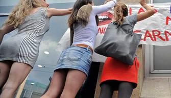 Vietate minigonne e magliette scollate a scuola