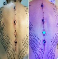 17 tatuaggi che si illuminano di notte