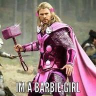 Supereroi trasformati in fan di Hello Kitty mentre cantano Barbie Girl degli Aqua