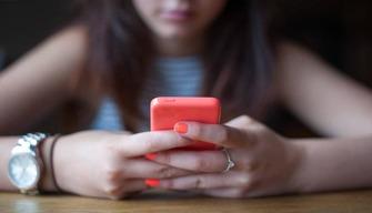 Video hard finisce su WhatsApp: ragazza non va più a scuola per la vergogna