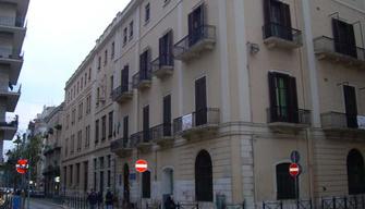 Maschi entrano dal portone principale, femmine da quello secondario: è bufera