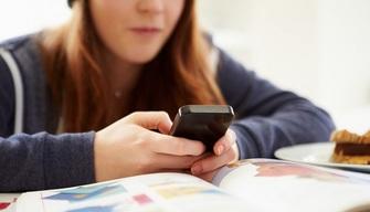 Video hot della compagna di scuola su WhatsApp: 12 studenti puliranno la scuola