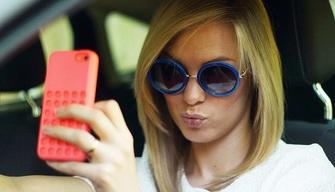 Selfie e WhatsApp mentre guidi? Rischi la patente e... lo smartphone
